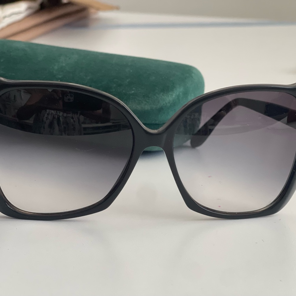 Gucci Elegant Black Sunglasses